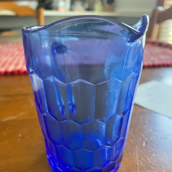 Cobalt blue glassware with Shirley Temple - Picture 3 of 4